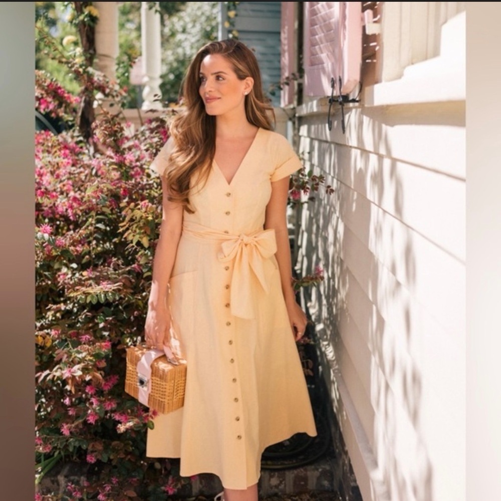 Gal Meets Glam Vanessa dress in a buttercup yellow linen blend